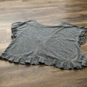 Flowing blouse. 3rd photo shows the back. The back is open.